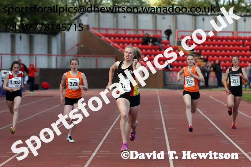 Girls under-15s 200 metres, North Eastern Track and Field Champs, Gateshead Stadium. Photo: David T. Hewitson/Sports for All Pics